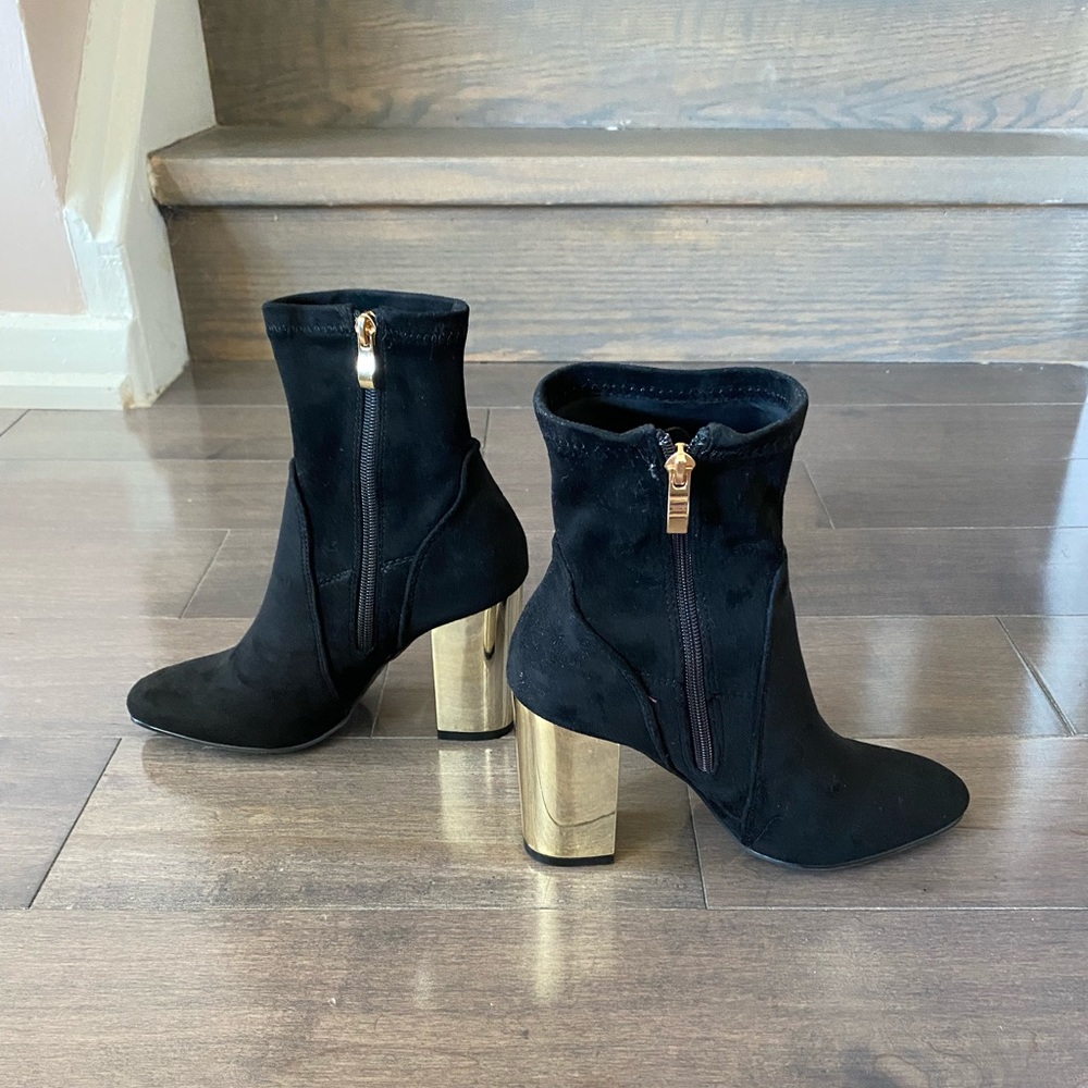 BNWT. Le chateau black booties. Size 6.